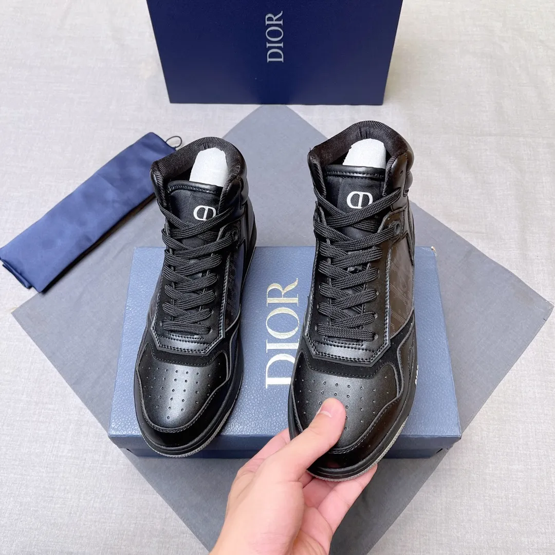 p440 "Dio*" mid-top B27 casual sneakers. This B27 high-top sneaker is a new product in the series and continues Di*r's classic style. Crafted from gray and white smooth calf leather with beige and black Oblique print panels on the sides. The "CD Icon" shaped shoelace eyelets are clever and delicate, and the two-color rubber sole, rear collar and heel are all equipped with the brand's iconic details to enhance the style. Oblique printed straps at the ankle allow for an adjustable fit to complement the overall design. Fashionable and versatile, it can complement any look. Create an exquisite design with unique dynamic vitality and modern atmosphere, presented in low-top and high-top styles. This new must-have shoe adds a new dimension to Dior's archive heritage, embodying modern elegance. Purchase the original version and make it 1:1. If you need top quality, please come to me! Male 38-44! No. 067